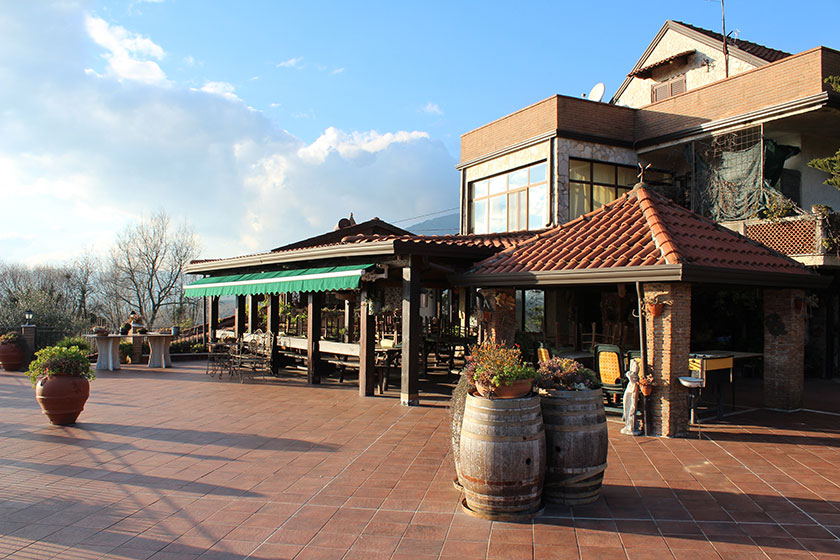 Azienda agricola Le Campestre. Castel di Sasso (Ce) – Sala esterna e terrazzo