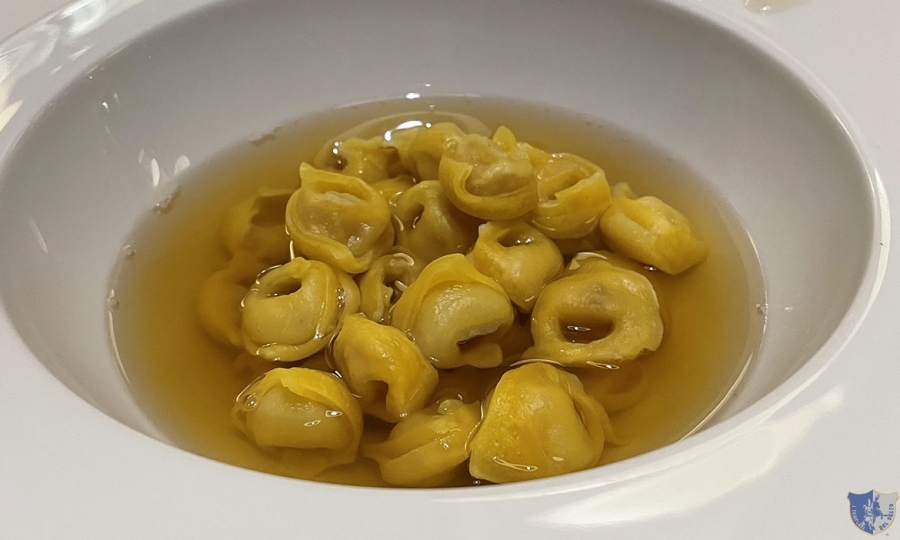 La Porta Restaurant. Bologna - Tortellini al mignolo in doppio brodo di cappone