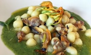 Gnocchi al soutè di vongole veraci zucchine e i loro fiori