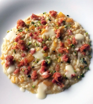 Risotto alla zucca, salsiccia fritta, pistacchio tostato e fonduta di caprino