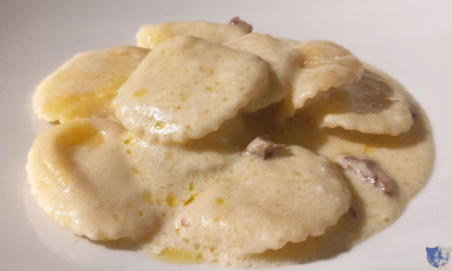 Pater Familias Ristorante. Paternopoli (Av) - Ravioli in crema di carmasciano e noci.