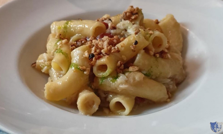 Osteria la Juta. Ospedaletto D&#039;alpinolo (Av) - Maccheroncini con baccalà pomodorini semi-dry e nocciole di Avella