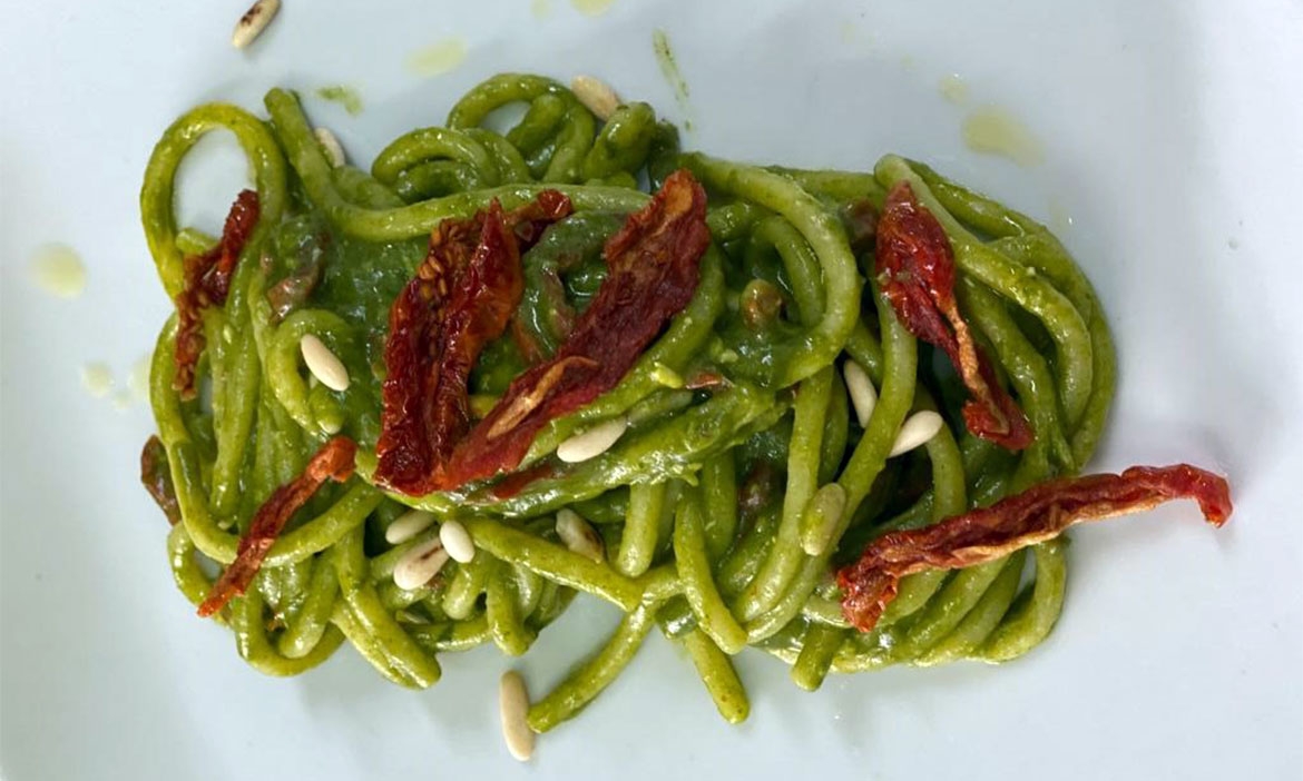 Tonnarelli al pesto di torzella, pomodori secchi e pinoli tostati