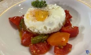 Rocco Caggiano a Grottaminarda. Uovo al Josper con la ciambottella grottese. 