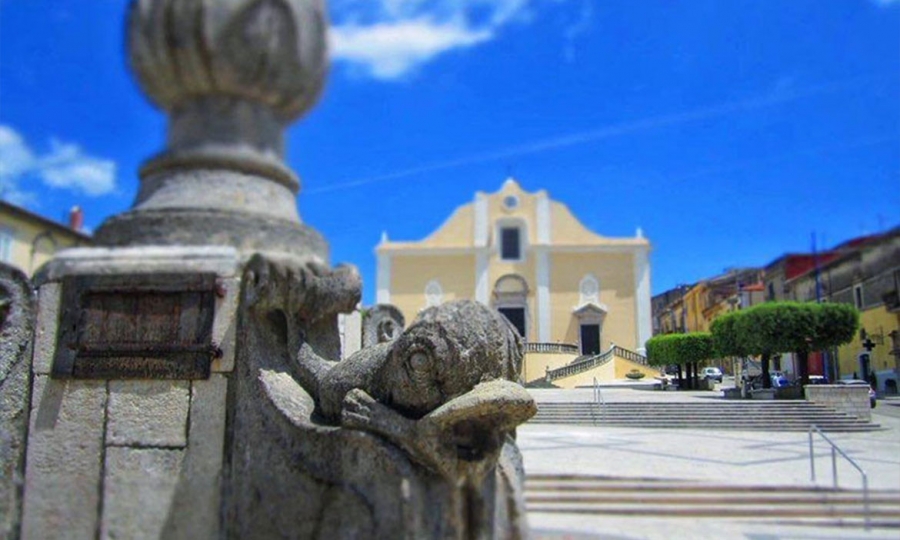 La fontana dei Delfini con sullo sfondo la collegiata di San Martino. Cerreto Sannita (Bn)