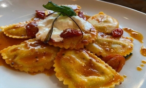 Locanda della Pacchiana. San Salvatore Telesino (Bn)-Mezzalune di pasta fresca ripiene di ricotta e melanzana con pomodorini e stracciata di bufala