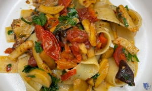 Pappardelle con funghi cardoncelli, pomodori San Marzano pelati e peperoni rossi