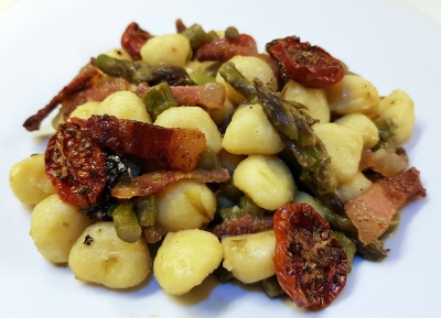 Gnocchi con asparagi, fave, pomodorini confit e guanciale