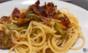 Gli spaghetti all&#039;orto d&#039;Estate con pancetta croccante dell&#039;Osteria dei Compari 