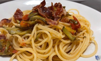 Gli spaghetti all'orto d'Estate con pancetta croccante dell'Osteria dei Compari 