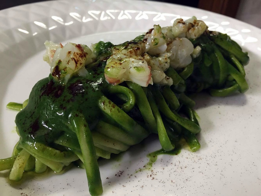 Linguine con spinaci, gamberi e liquirizia