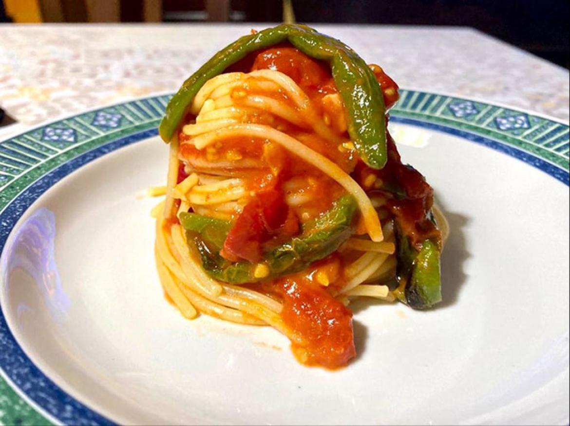 Spaghetti con peperoncini verdi e pomodorini