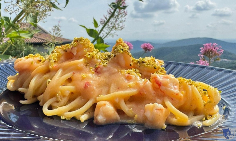 Chitarrine con gamberi scottati e pistacchi su salsa al limone - Ristorante del Borgo. Castel di Sasso (Ce).