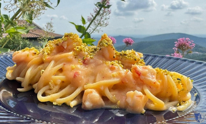 Chitarrine con gamberi scottati e pistacchi su salsa al limone.