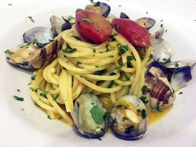 Spaghetti alle vongole con pomodorini 