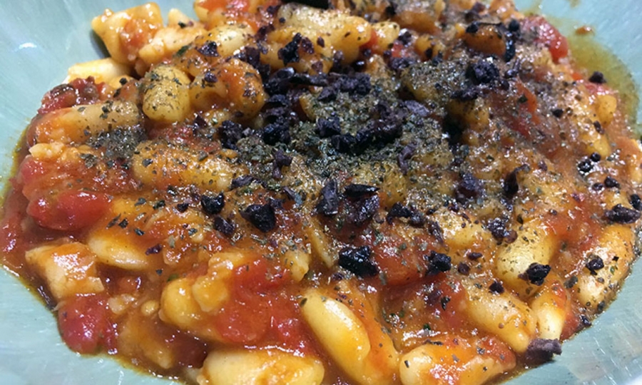 Cavatelli con pescatrice, pomodori, olive e capperi disidratati