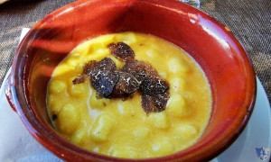 Agriturismo Fontana Bosco. Piana di Monte Verna - Gnocchi con crema di zucca provola e tartufo estivo del Monte Verna