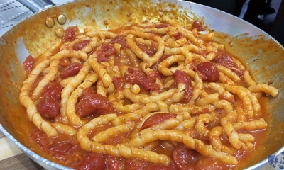 Fusilli con pomodorini del piennolo, parmigiano reggiano e basilico