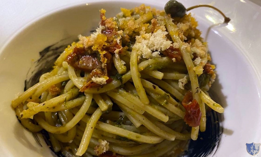 Monticelli Sapere e Sapori. Campobasso - Spaghetti all&#039;aglio nero con crema di spigatelli, acciughe, briciole croccanti, pomodori secchi e bottarga di muggine