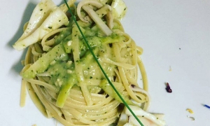 Linguine con asparagi e calamari