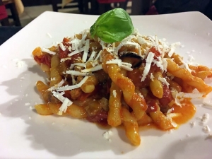 Fusilli avellinesi con melanzane, pomodorini, salsiccia e scaglie di cacioricotta 