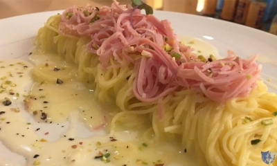 Tagliolini con caciocavallo, pepe, mortadella IGP e polvere di pistacchio di Bronte