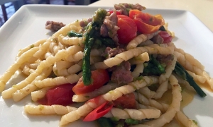 Ristorante La Cantina. Bovino (Fg) - Fusilli con pomodorini, salsiccia e asparagi selvatici 