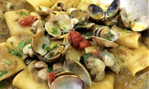 Paccheri con crema di melanzane e frutti di mare