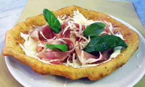 1947 Pizza fritta. Napoli - La Reginella di Vincenzo Durante