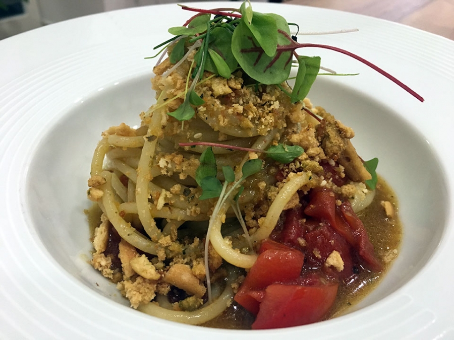 Agape Ristorante. Sant&#039;Agata de&#039; Goti (Bn) - Spaghettoni con pomodorini, colatura di alici di Cetara e fresella alle erbe aromatiche 