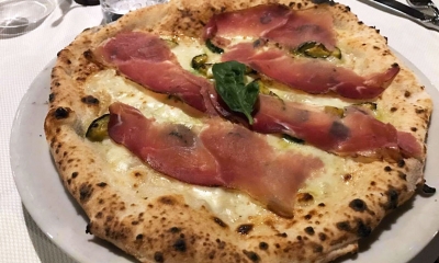 Antica Hostaria Massa. Caserta - La deliziosa con provola, zucchine, speck, grana, basilico,e olio Evo