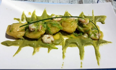 Pino al Mare. Santa Severa (Rm). Gnocchi di patate ripieni di pesce azzurro serviti con zucchine e gamberi.