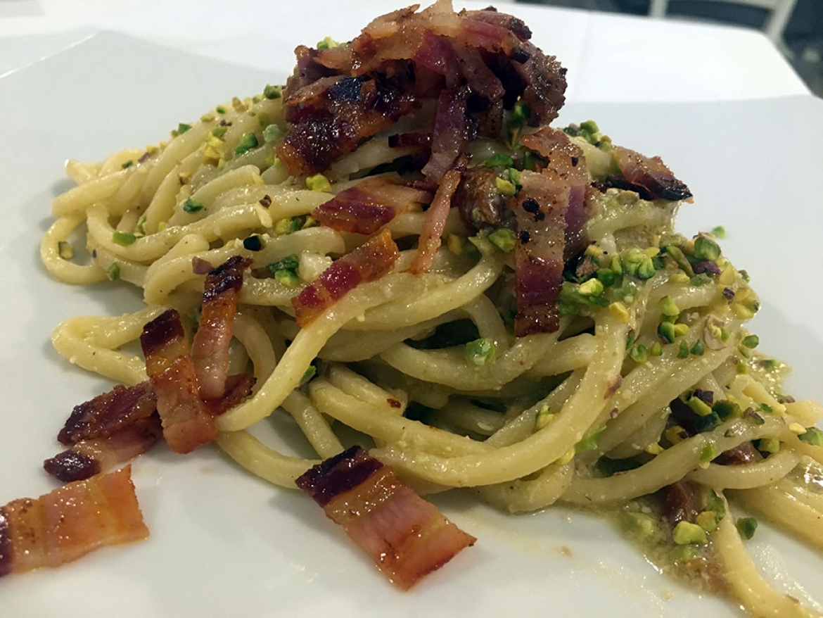 Spaghetti quadrati con pesto di pistacchio, pomodori secchi e pancetta croccante