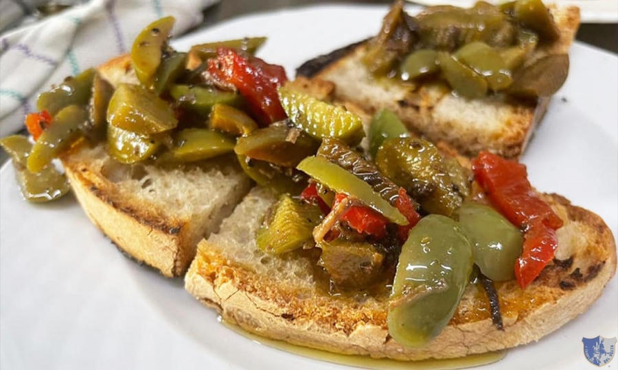 Bruschette con insalata di olive, peperoni e tartufo