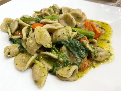 Peppe Zullo. Orsara di Puglia (Fg)-Orecchiette-di-grano-arso-con-germogli-di-zucca-e-pomodorini-freschi