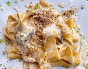 Pappardelle con crema di gorgonzola e granella di noci