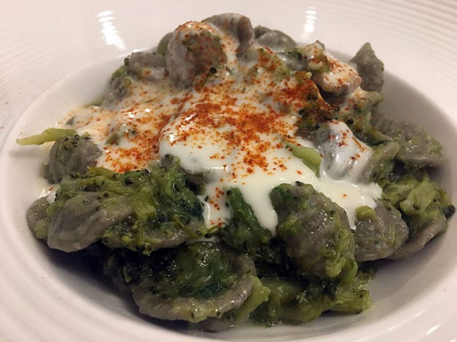 Orecchiette di grano arso con cime di rapa, canestrato e peperone crusco in polvere. 