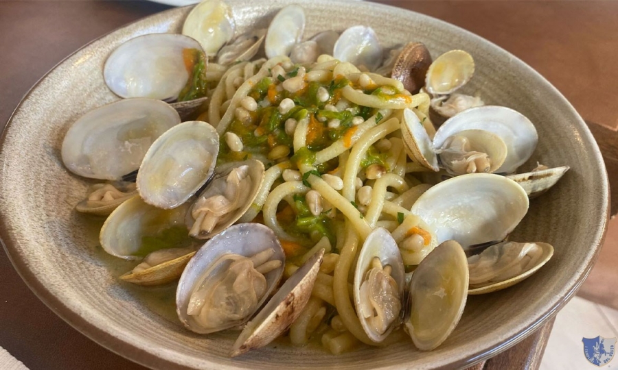 Ristorante Hotel Mirabella. Mirabella Eclano (Av) - Spaghettone fatto in casa con vongole veraci e fiore di zucca e pinoli.
