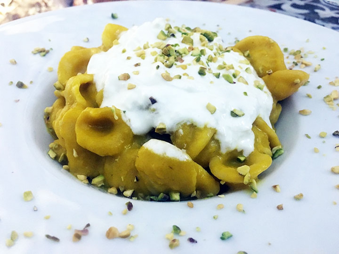 Orecchiette con crema di peperoni, burrata fredda e granella di pistacchio