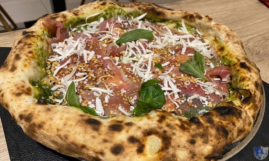 Pizzeria i Vesuviani Castello di Cisterna-La pizza pesto e piennolo