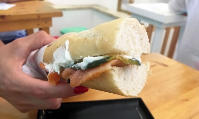 Skafè. Otranto (Le) - Baguette snob con salmone affumicato,stracciatella,zucchine grigliate e pepe