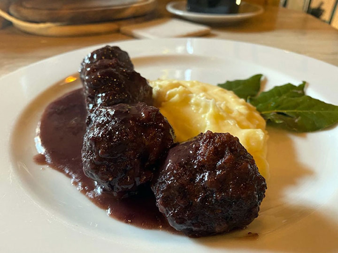 Polpettine di vitello all'aglianico con crema di patate e formaggio