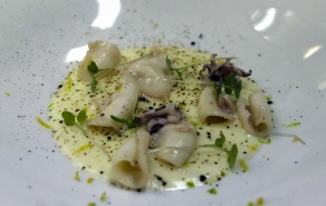 Calamari rosticciati, crema di patate, limone e liquirizia 