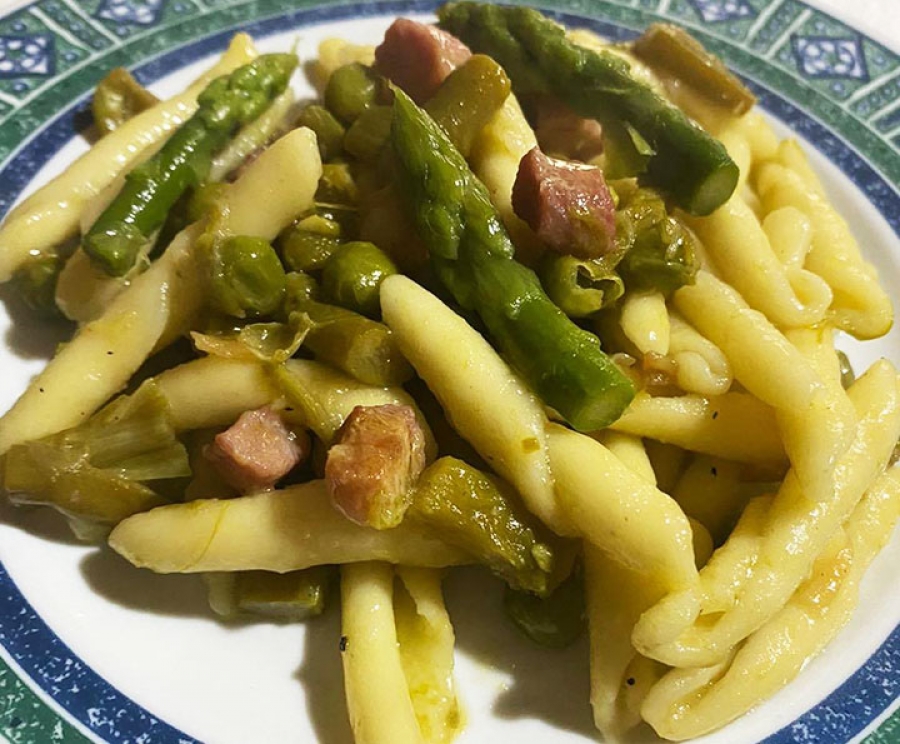 Pasta con asparagi, piselli e pancetta 