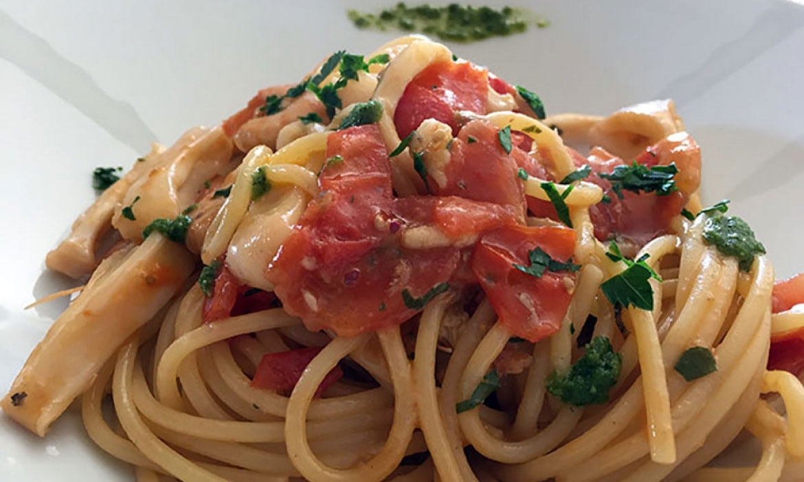 Spaghetti con calamari e pomodorini profumati al limone