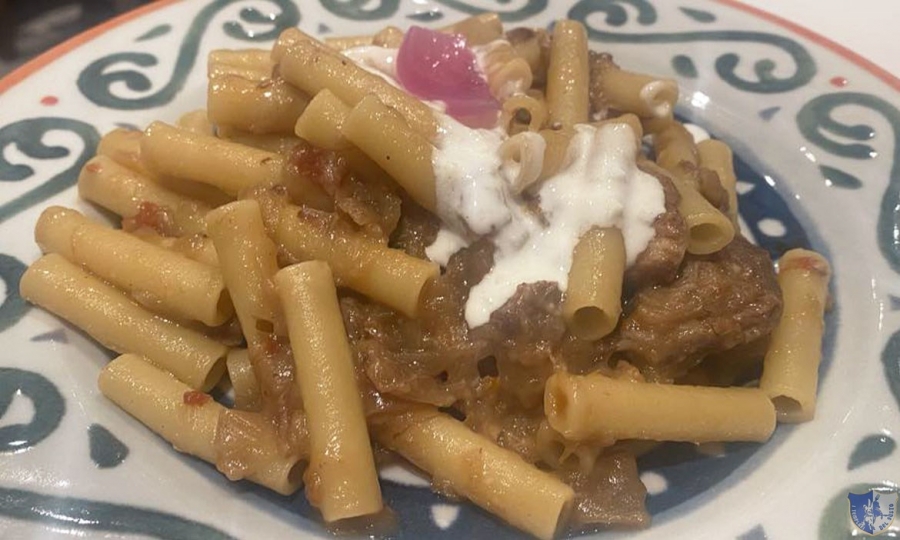 Hosteria Ara. Arienzo (Ce) - Ziti alla genovese con cipolla rossa in agrodolce e fonduta di pecorino