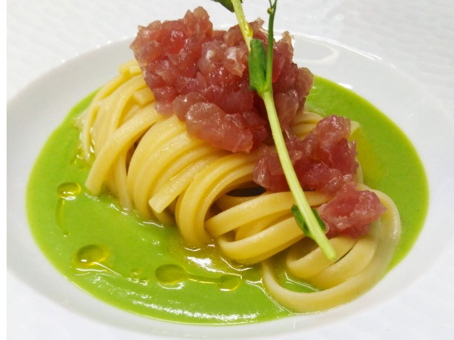 Linguine con colatura di alici, broccoli e crudo di tonno rosso