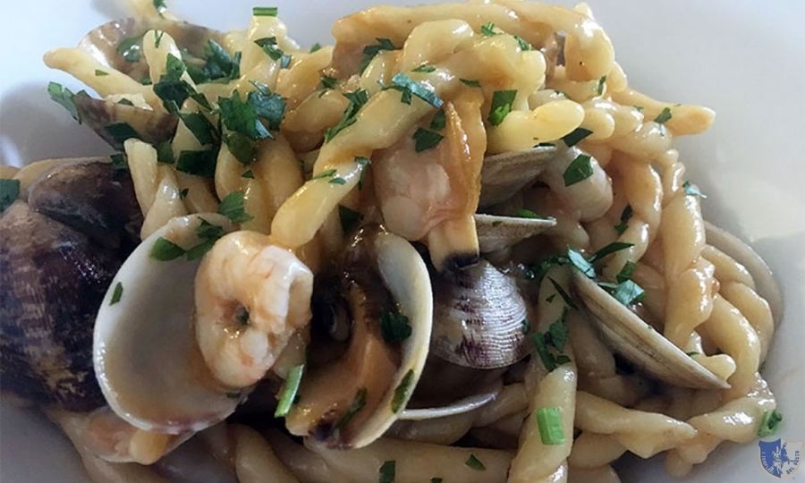 Trofie con vongole, gamberi e porcini