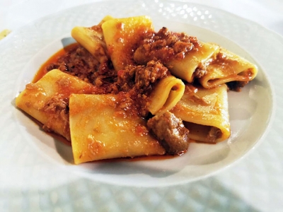 Agriturismo-Le-Fontanelle-Pontelatone-(Ce)-Paccheri-artigianali-al-ragù-di-maialino-nero-casertano