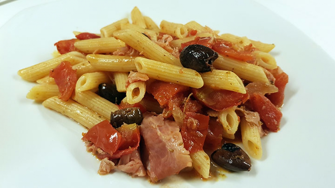 Penne rigate, pomodoro, olive taggiasche e prosciutto cotto